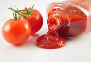 Tomatenpüree neben ganzen Tomaten